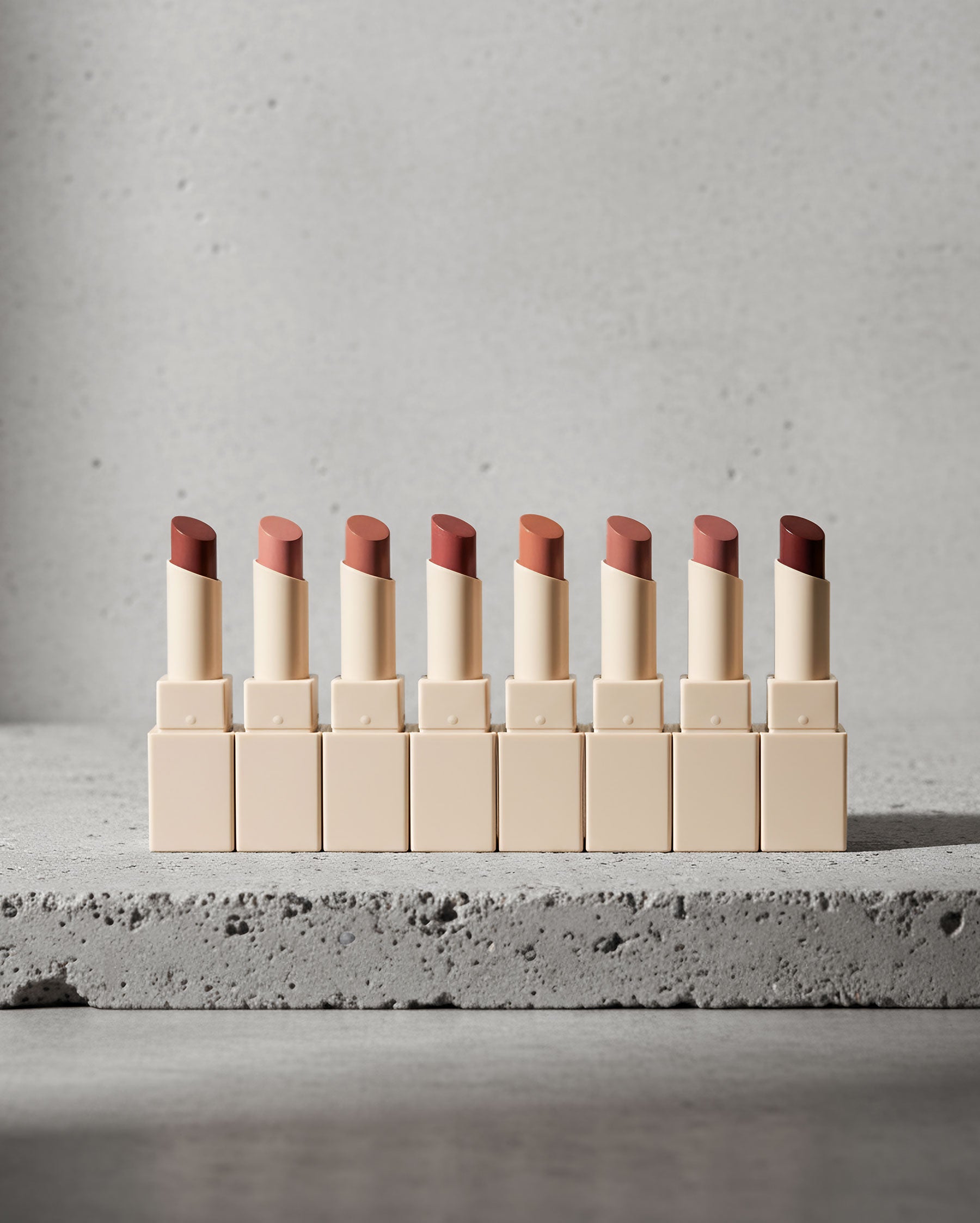 Labiales Musse en tonos cálidos alineados sobre una superficie de concreto