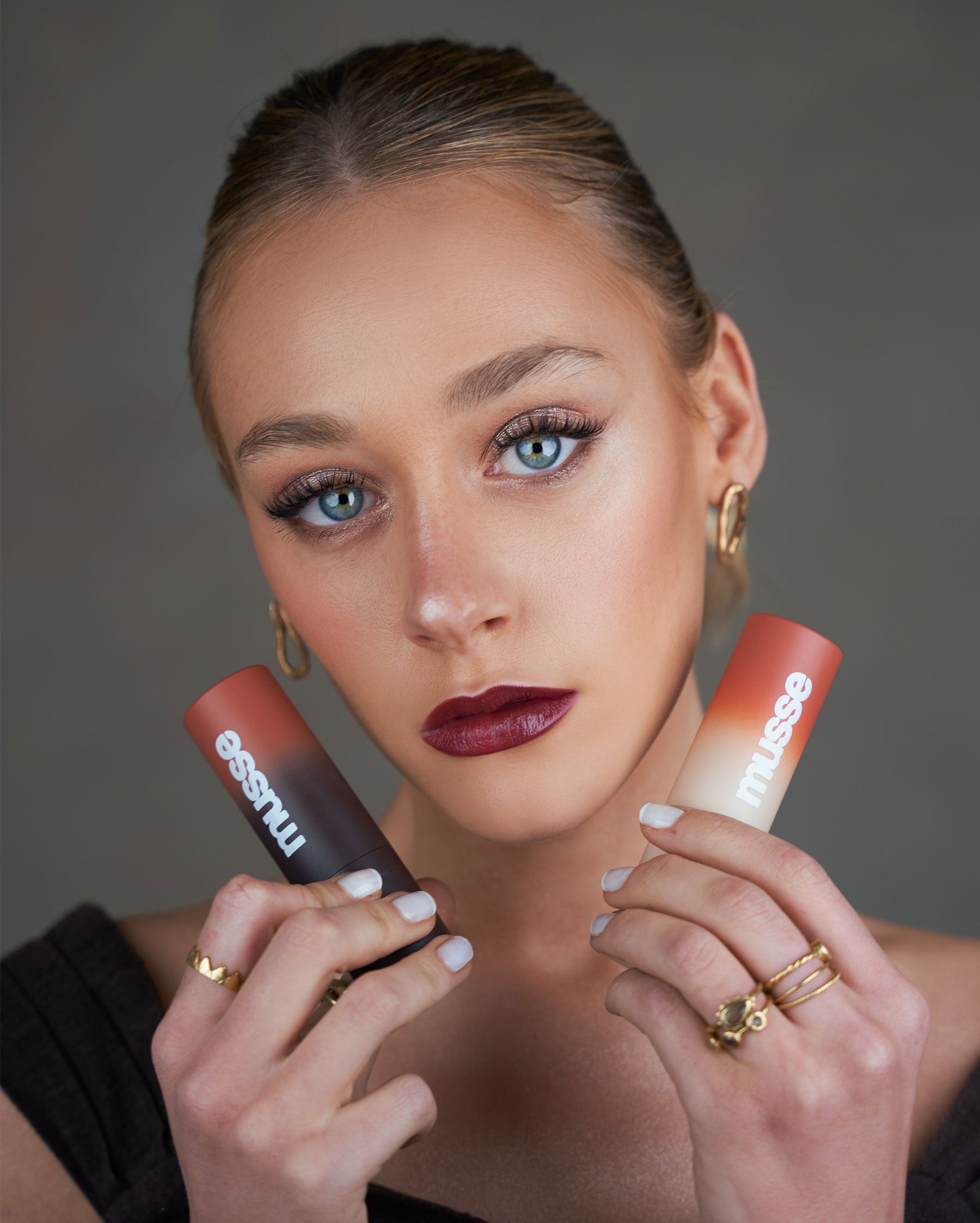 Modelo sosteniendo los productos del Pack Full Face Musse Cosmetics, mostrando tonos contorno y rubor.